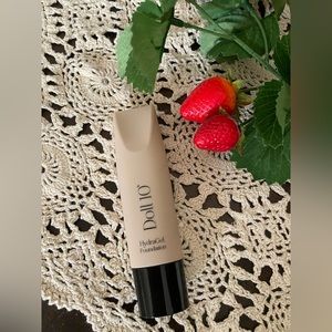 Doll 10 Hydragel Foundation Light/Medium 1oz New Never Opened